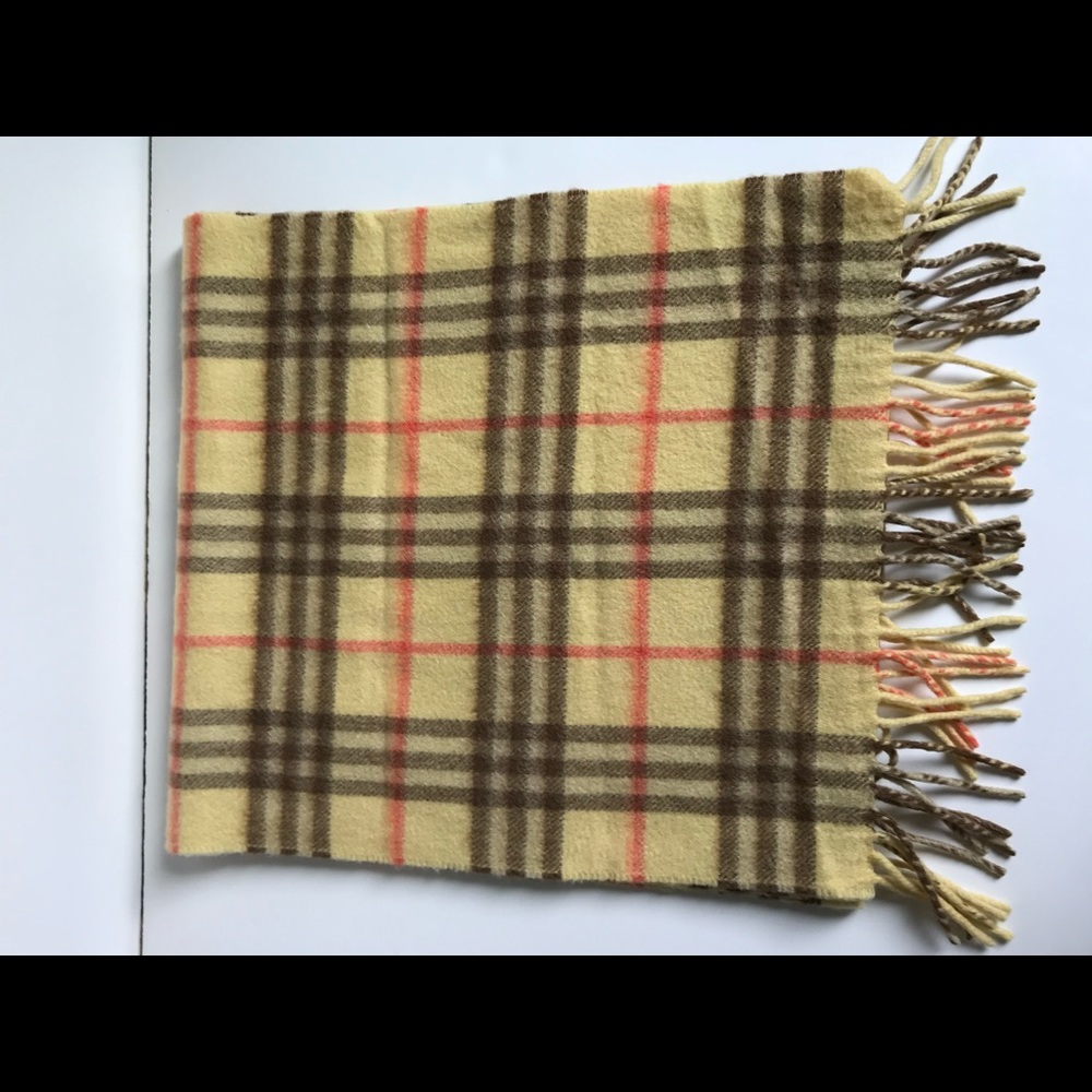Burberry plaid cashmere scarf. 💯% authentic!